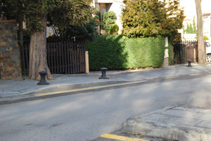 Se instalan nuevos bolardos en la calle Salvia