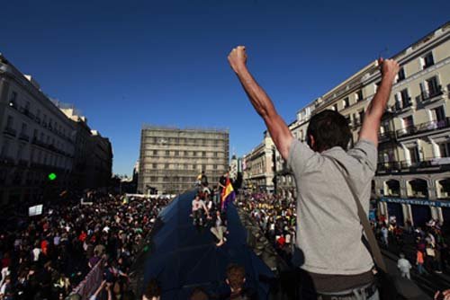Los "indignados" se despiden de Sol con protesta nocturna