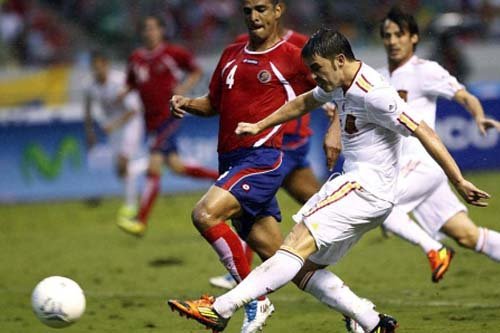 España reacciona a última hora en Costa Rica