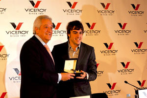 Fernando Alonso visita la ciudad para renovar con Viceroy