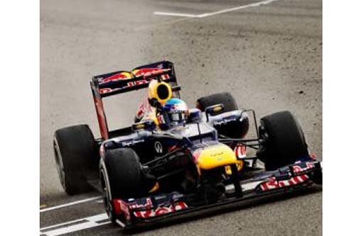 Vettel gana mientras Alonso minimiza daños