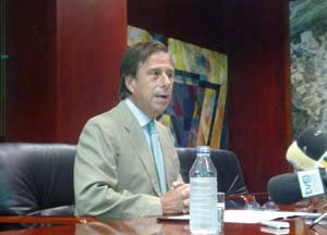 Reducir los gastos, congelar salarios y mantener servicios