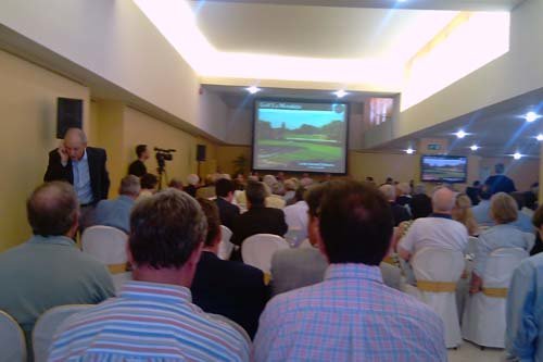 El consejo de administración del Club de Golf, entre las cuerdas