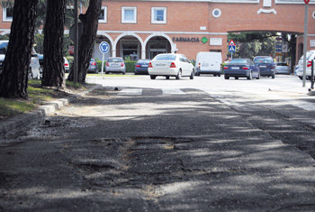 La Plaza de La Moraleja necesita renovar el asfalto