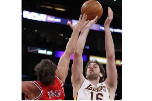 Derrick Rose decide el choque ante los Lakers