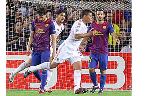 El Milán asusta al Barça al principio y al final