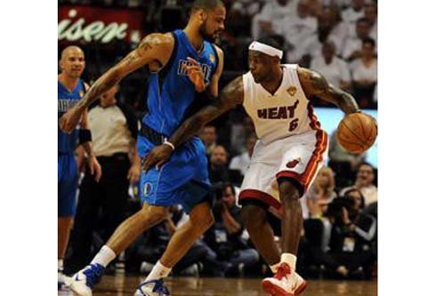 Miami Heat golpea primero en la finalísima de la NBA