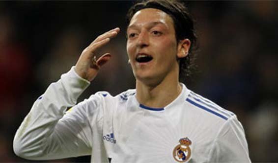 Mesut Özil le dice no a sir Alex Ferguson