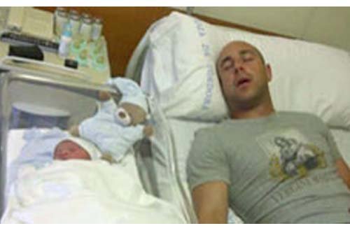 Pepe Reina presenta a su hijo mientras duermen