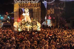 Miles de personas acompañan a la Virgen
