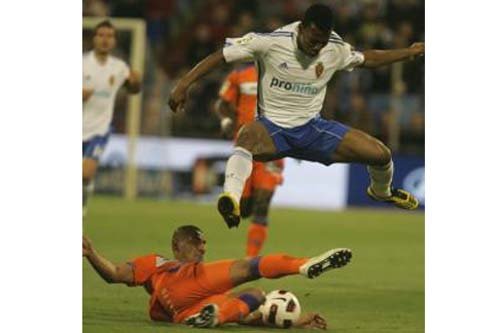 El Zaragoza sale del pozo y condena al Almería