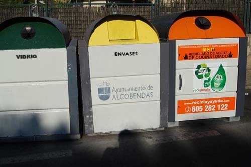 Colocados cinco contenedores para recoger aceite usado