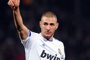 Benzema le da oxígeno al Madrid en Lyon