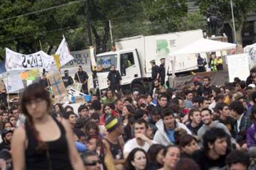 Los Mossos cargan contra los acampados de Barcelona