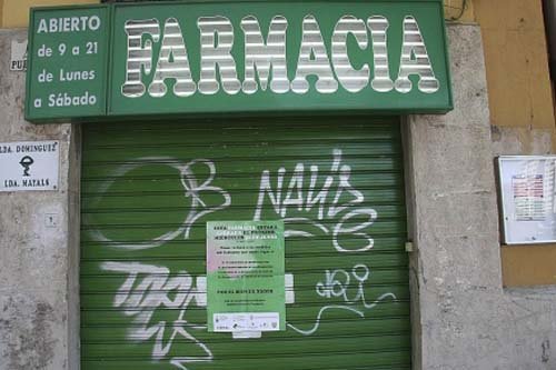 Cospedal amenaza a los farmacéuticos que secunden el cierre