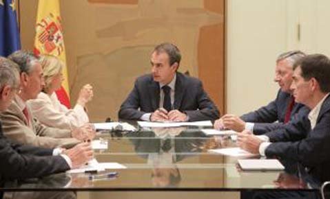 España supera el agobio y vende 3.300 millones de deuda