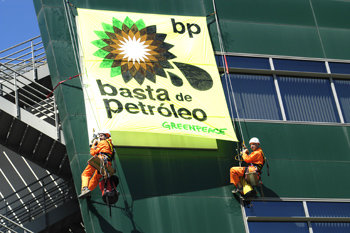 Activistas de Greenpeace se cuelgan del edificio BP