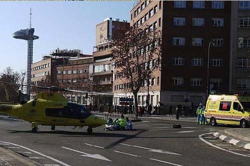 Un helicóptero recoge a un enfermo en plena calle