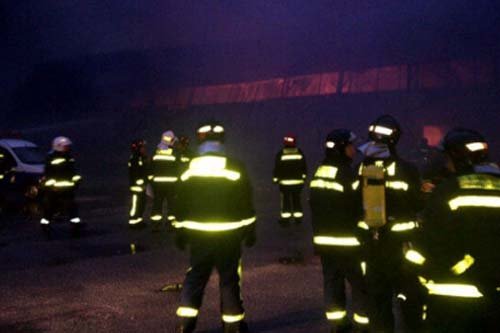 Un incendio arrasa un hangar del aeródromo de Cuatro Vientos