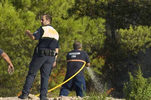 Un incendio en Cartagena desaloja a unas 2.000 personas