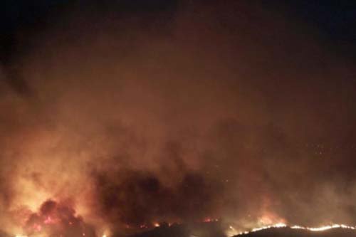 Más de 300 evacuados por un gran incendio en Mijas