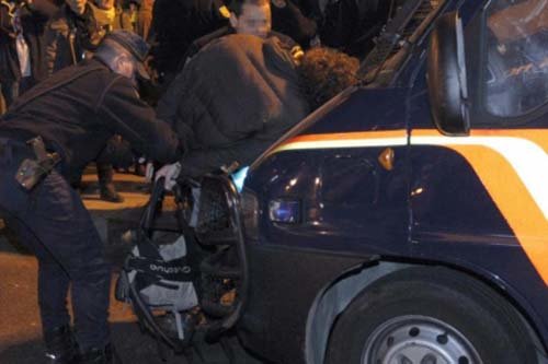 La Policía carga contra los "indignados"