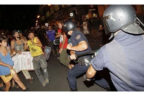 La Policía carga contra manifestantes laicos en Sol