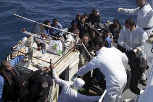 Llegan a Lampedusa tres barcos con 565 inmigrantes