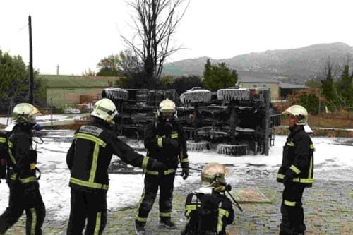Vuelca y arde un camión militar con combustible