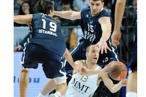 El Madrid logra remontar y ganar con desahogo
