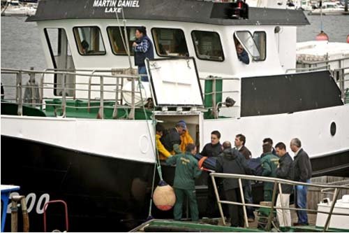 Mueren dos pescadores al naugrafar un barco cerca del puerto