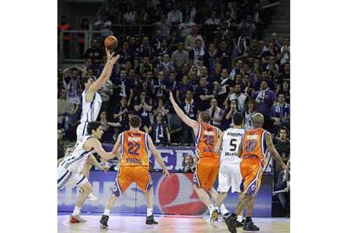 El Madrid se apoya en el rebote y da primero