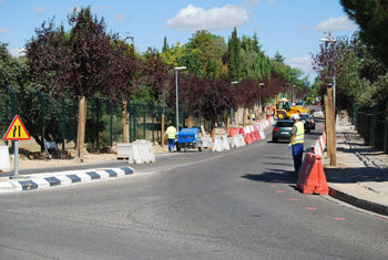 Por fin arrancan las obras en las aceras de La Moraleja