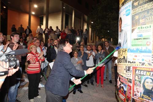 Los partidos políticos pegan sus carteles