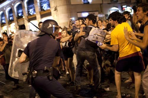 La policía vuelve a disolver a golpes la manifestación laica
