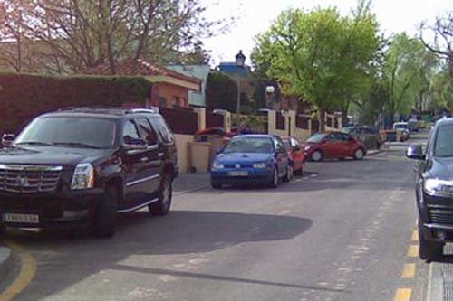 In civismo de los coches en la calle Salvia