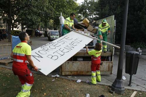 Desalojan a los 'indignados' acampados en el Paseo del Prado