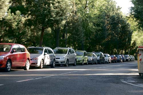Más de 400 coches foráneos aparcan en las calles del Soto