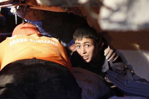 Más de 200 personas mueren en el terremoto de Turquía