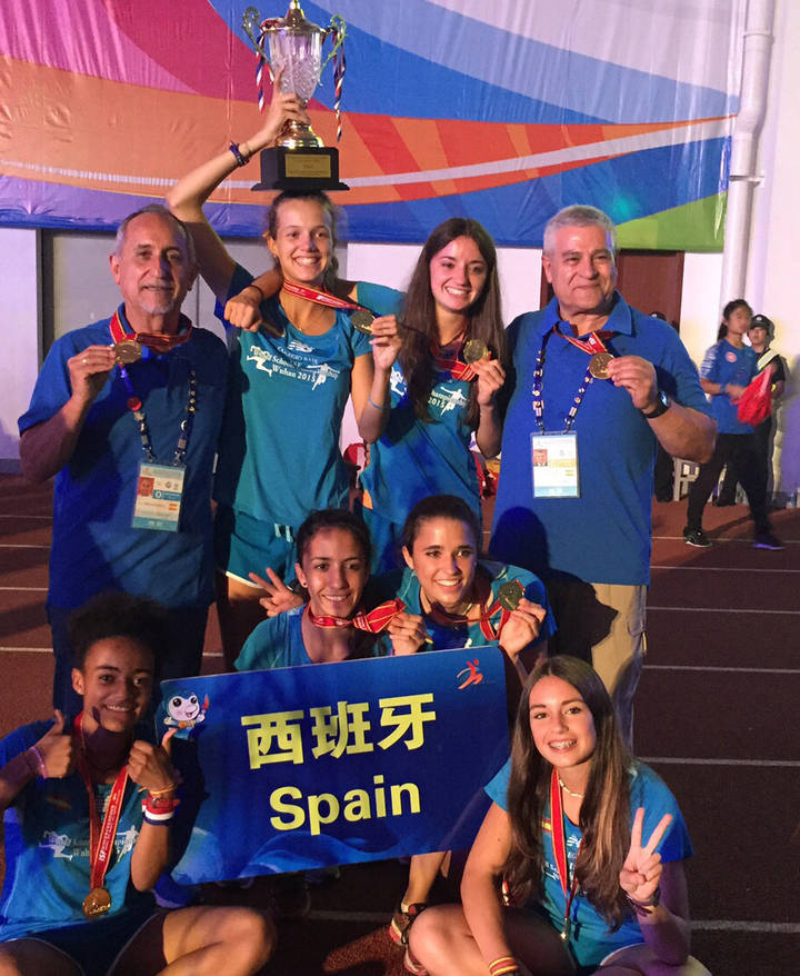 Imagen del equipo ganador del campeonato del mundo escolar de atletismo