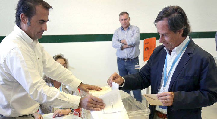 Imagen del actual Alcalde y candidato del PP votando en el colegio Base