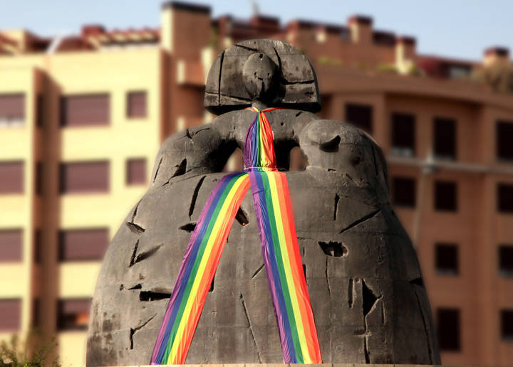 Alcobendas viste a la Menina con la bandera arcoiris