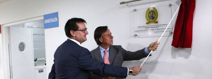 En la ilustración, el Alcalde de Alcobendas descubre la placa junto a Javier Pujante, Director de Claudio Galeno