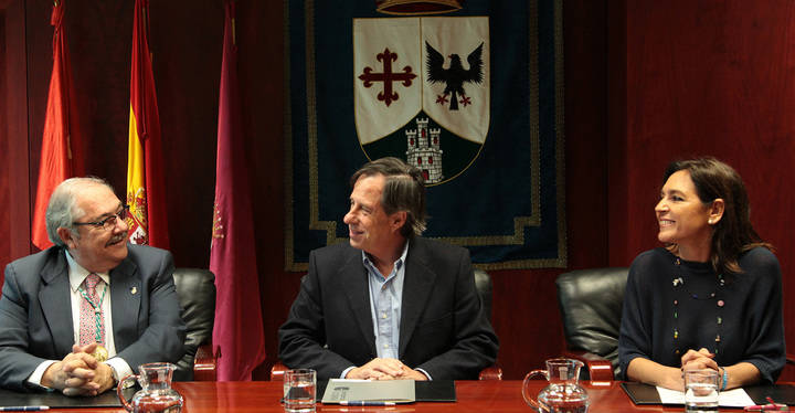 De izqda a drcha: El Presidente de la Hermandad, el Alcalde de Alcobendas y la concejal responsable del área