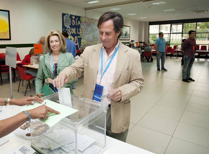 Imagen de Ignacio García de vinuesa,  Alcalde y ya candidato por el PP,  votando en las últimas elecciones europeas