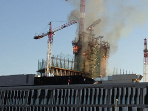 Espectacular incendio del futuro centro del BBV en 'Las Tablas'
