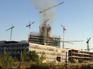 Espectacular incendio del futuro centro del BBV en 'Las Tablas'