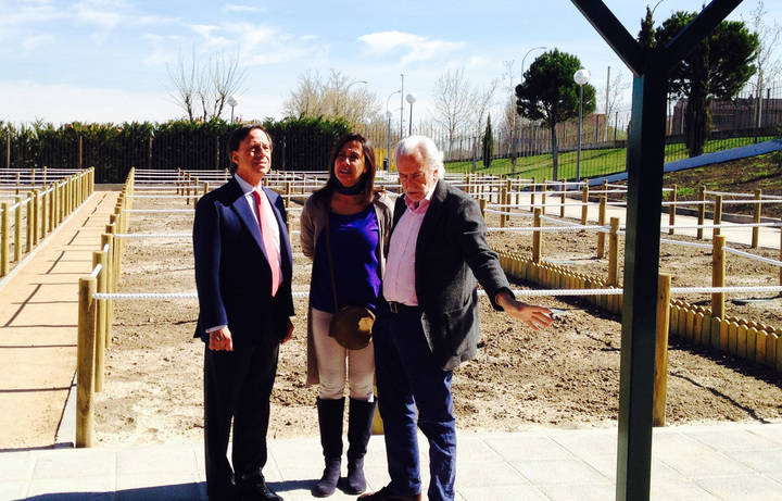 Imagen de Ignacio García de Vinuesa, Alcalde de Alcobendas, Paloma Cano, Concejal de Medio Ambiente y Javier Villar, Gerente de Seromal durante la visita a los huertos. 