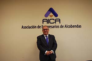 Fotografía de Javier Beitia en la sede de AICA