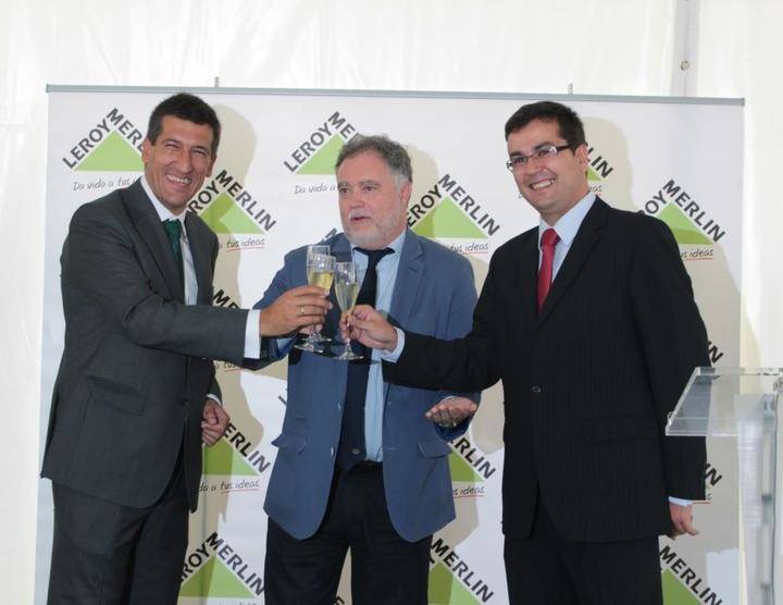 De izqda a drcha: Juan Sevillano, Director de Desarrollo de Leroy Merlin España, Manuel Angel Fernández Mateo, Alcalde de San Sebastián de los Reyes y José María Sánchez, Director de Leroy Merlin San Sebastián de los Reyes